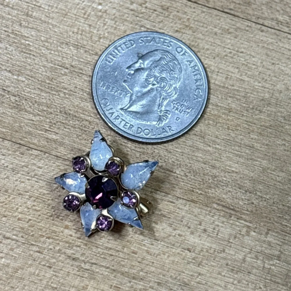 Vintage 1950s Gold Tone Moonglow Purple Rhinestone Starburst Brooch Pin